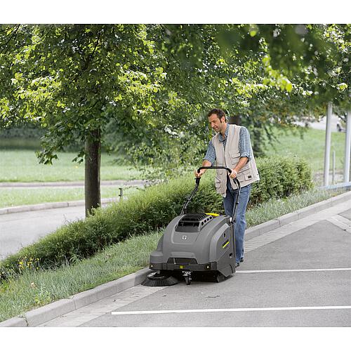 Sweeper KM 75/40 W G with petrol engine for indoor and outdoor use Anwendung 5