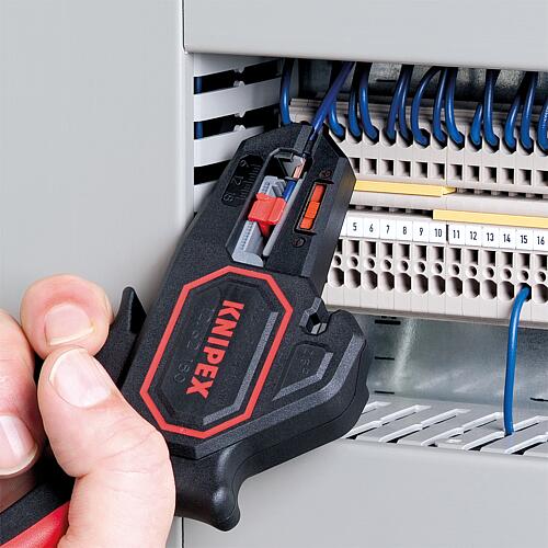 KNIPEX® automatic wire strippers for wires from 0.02 to 6mm² Anwendung 3