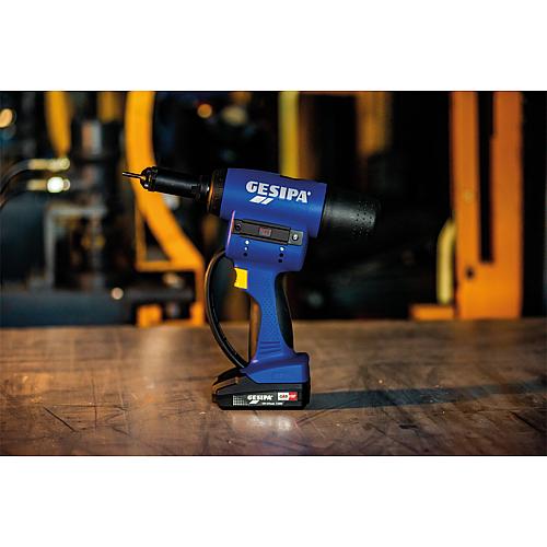 Pince à riveter sans fil FireBird® Pro, 18 V avec 1 x batterie 2,0 Ah Anwendung 2