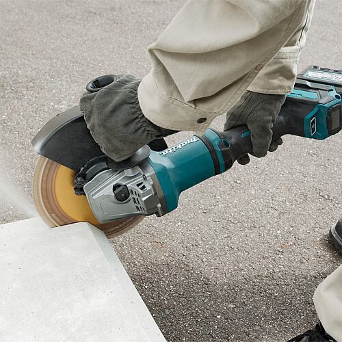 Cordless angle grinder GA038GT201, 40 V with transport case Anwendung 1